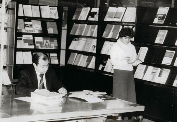 Выставка новых поступлений. Слева направо: д.х.н. В.Д.Штейнгарц и Т.Ф.Михневич