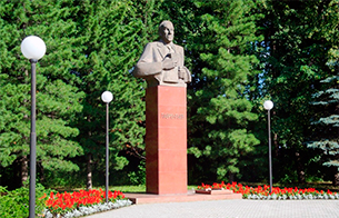 Памятник М. А. Лаврентьеву