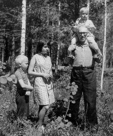 М.А.Лаврентьев с внуками