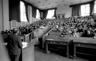 Лекция академика Л. М. Баркова в большой физической аудитории НГУ. 1975 г.