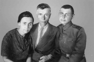 С родителями, 1944 г.
